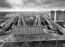 406795 Overzicht van de wijk Tuindorp Oost te Utrecht, met op de voorgrond het Kouwerplantsoen, links de Winklerlaan en ...